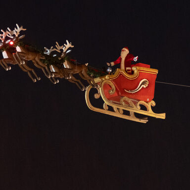 Fliegender Weihnachtsmann auf dem Märchenweihnachtsmarkt Kassel