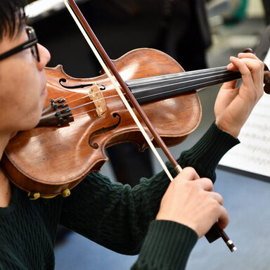Geigespielender Musikakademie-Schüler