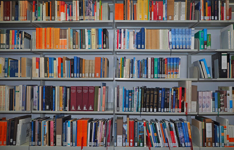 Regal mit naturkundlichen Büchern in der Bibliothek
