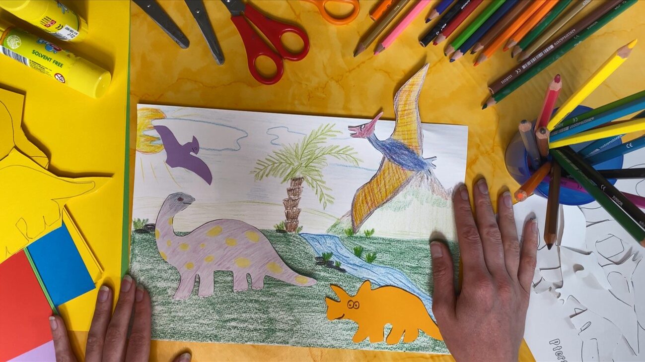 Mit Buntstiften und Papier-Vorlagen lässt sich eine Dinosaurier-Landschaft basteln.