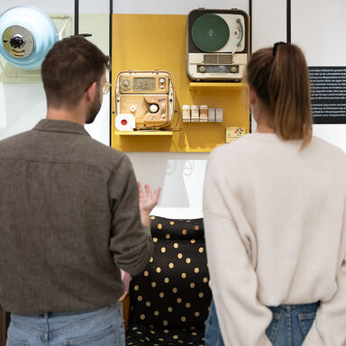 Ein Mann und eine Frau stehen in der Ausstellung