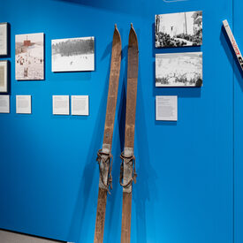 Einige Bilder über das Skispringen und die Skischanzen in Kassel und ein paar Skier aus Holz.