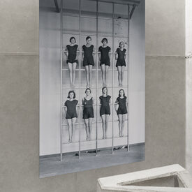 Ein Wandbild zeigt Turnerinnen auf einem Gerüst stehend.