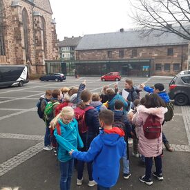 Kinder der Schule am Heideweg stehen vor der Martinskirche