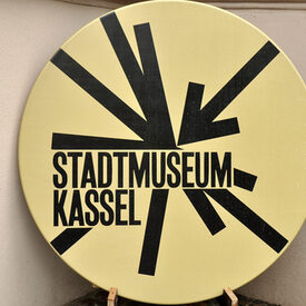Der Schriftzug Stadtmuseum Kassel steht auf einem runden Schild.