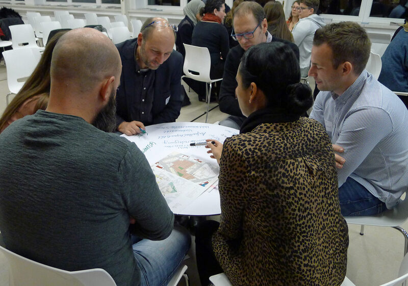 Bürgerinnen und Bürger im Arbeitsgespräch am "Fliegendem Tisch"