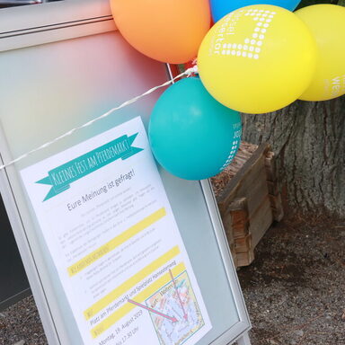 Informationstafel mit Luftballons zur Beteiligung Kleines Fest Pferdemarkt