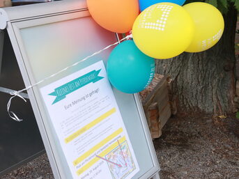 Informationstafel mit Luftballons zur Beteiligung Kleines Fest Pferdemarkt