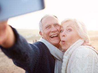 Senioren Ehepaar macht ein Selfie