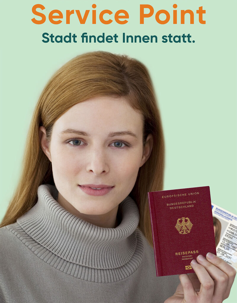 Frau hält Ausweis und Reisepass in der Hand