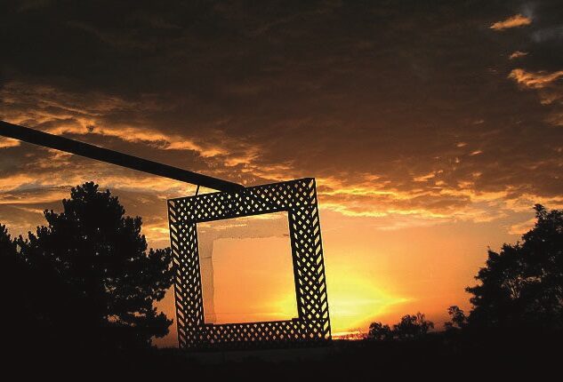 Sonnenuntergang hinter documenta Kunstwerk Rahmenbau