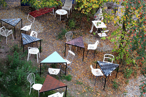 Tische und Stühle im Foto-Motel