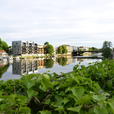 Häuser am Fluss Fulda in Kassel