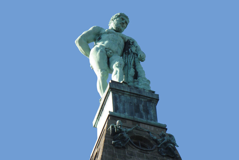 Herkules-Statue vor blauem Himmel