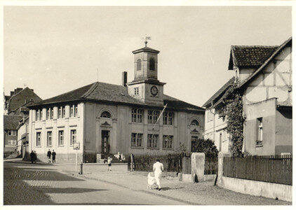 Welheiden – Gemeindehaus/Dorfplatz, Schulgebäude am Georg-Stock-Platz 1937
