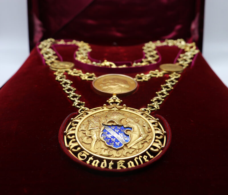 Die Amtskette des Oberbürgermeisters mit dem Wappen der Stadt Kassel