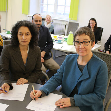 Unterzeichnung der Zielvereinbarung mit Bildungsdezernentin Ulrike Gote (rechts) und der Leiterin der Transferagentur, Dr. Elisabeth Aram.