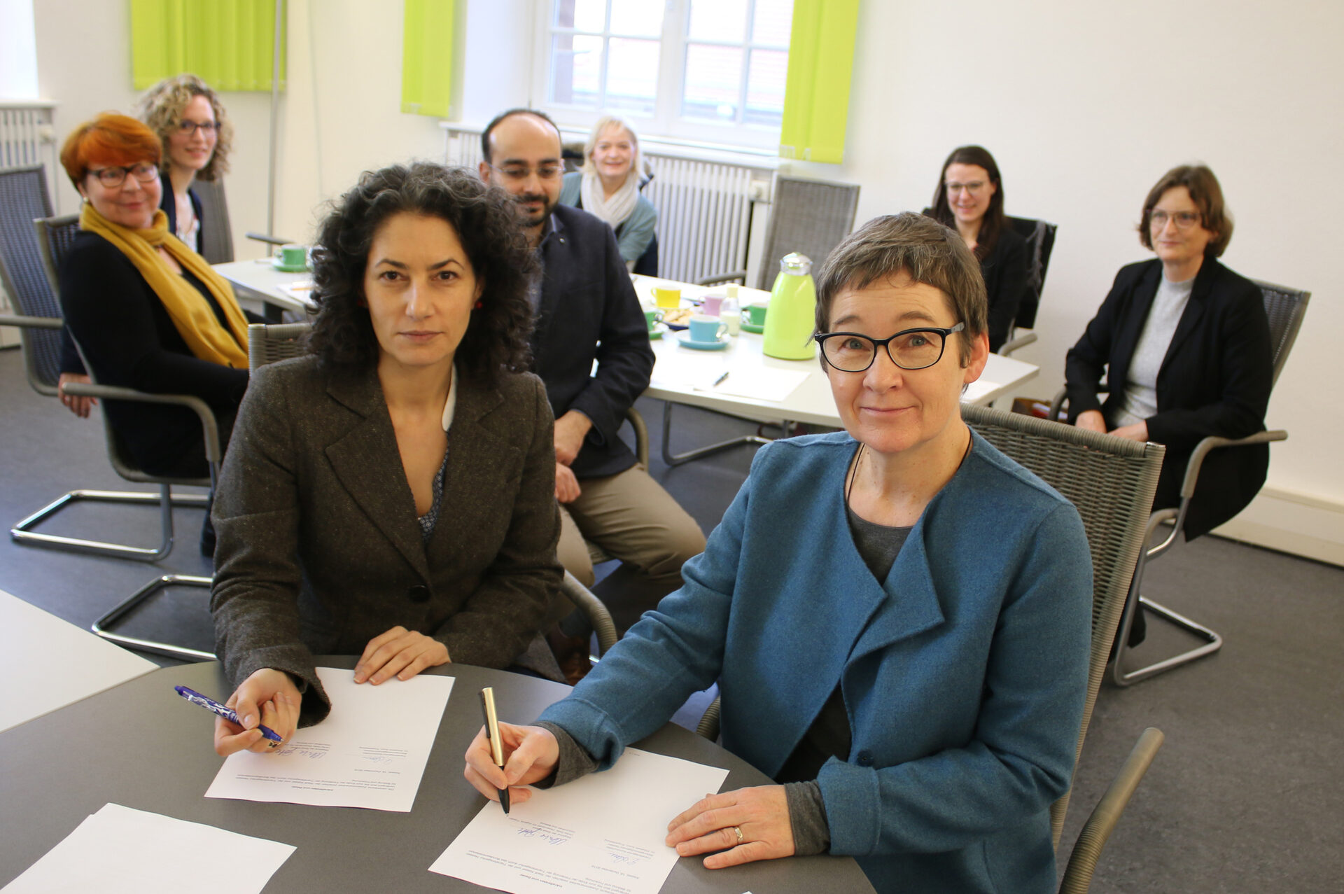 Unterzeichnung der Zielvereinbarung mit Bildungsdezernentin Ulrike Gote und der Leiterin der Transferagentur, Dr. Elisabeth Aram.