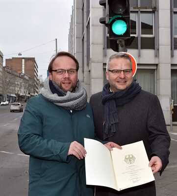 Grünes Licht für digitale Zukunft: Der Bundestagsabgeordnete Timon Gremmels (links) übergibt den Förderbescheid in Höhe von 4,1 Mio. Euro an Kassels Verkehrsdezernent Dirk Stochla.
