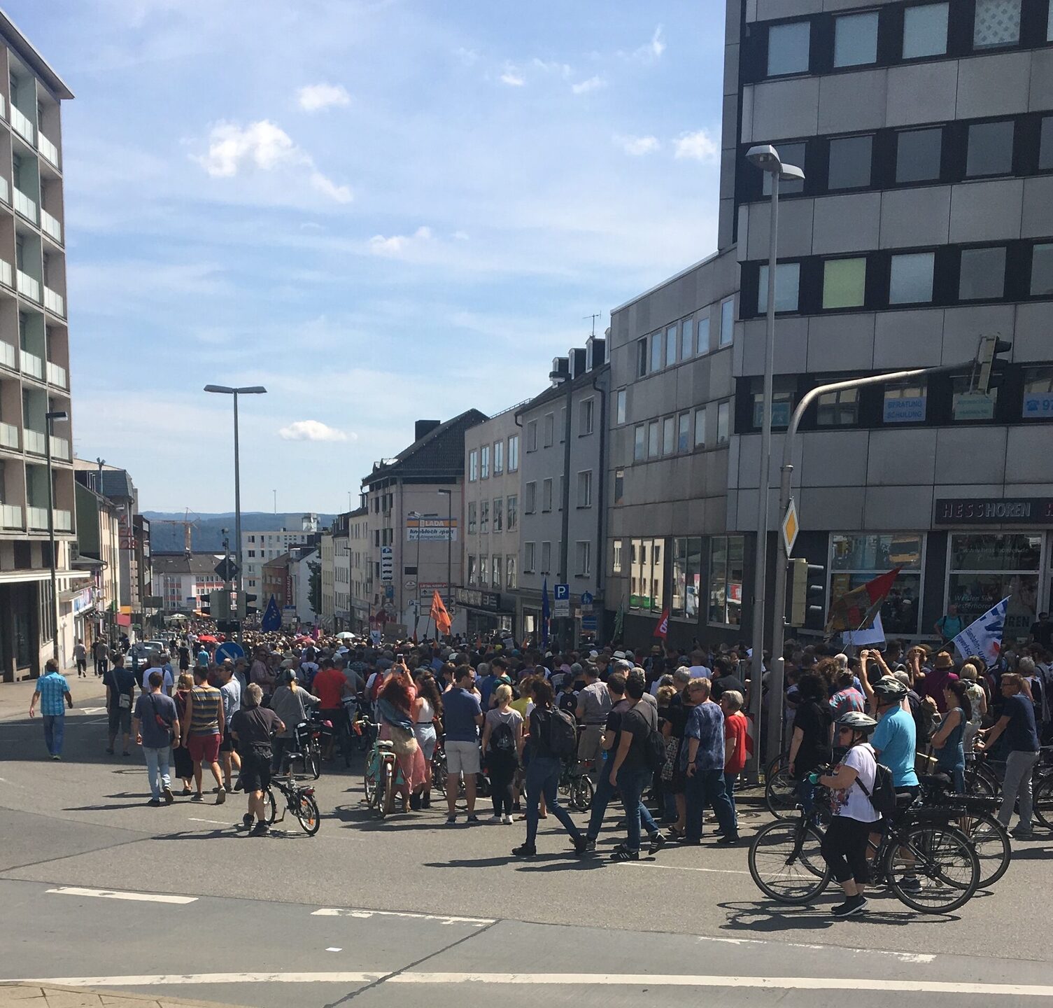 Menschen demonstrieren auf Straße