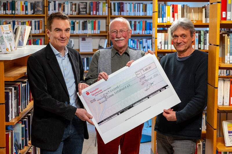 Heilwagen-Stiftung spendet an Bücherei Kirchditmold