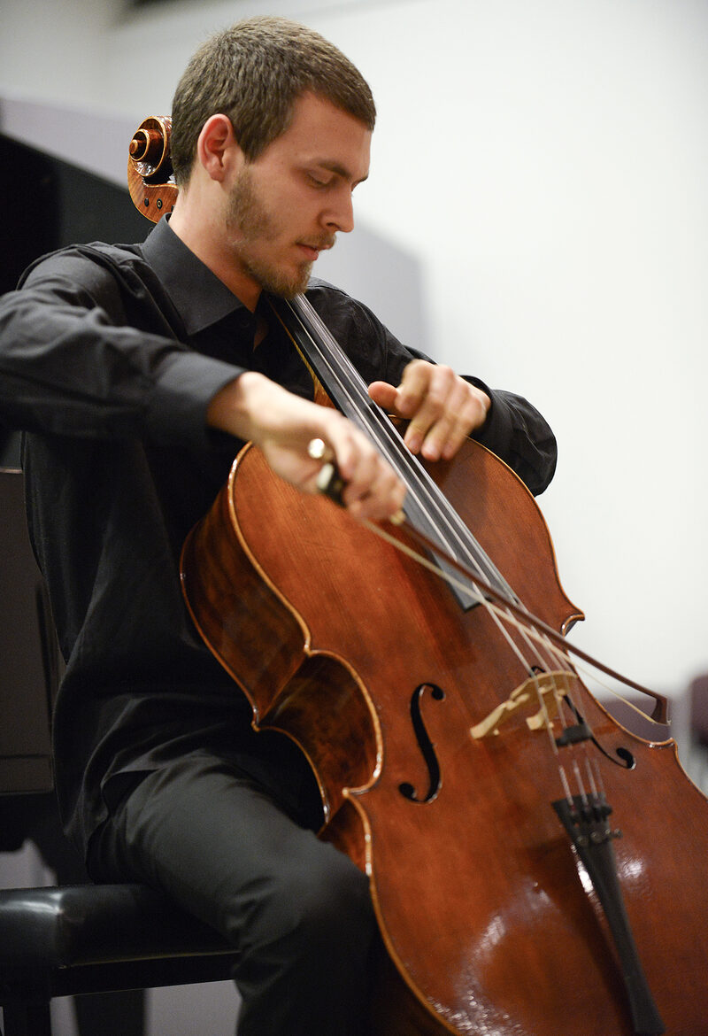 Das Foto zeigt Sebastian Kuhn am Instrument.