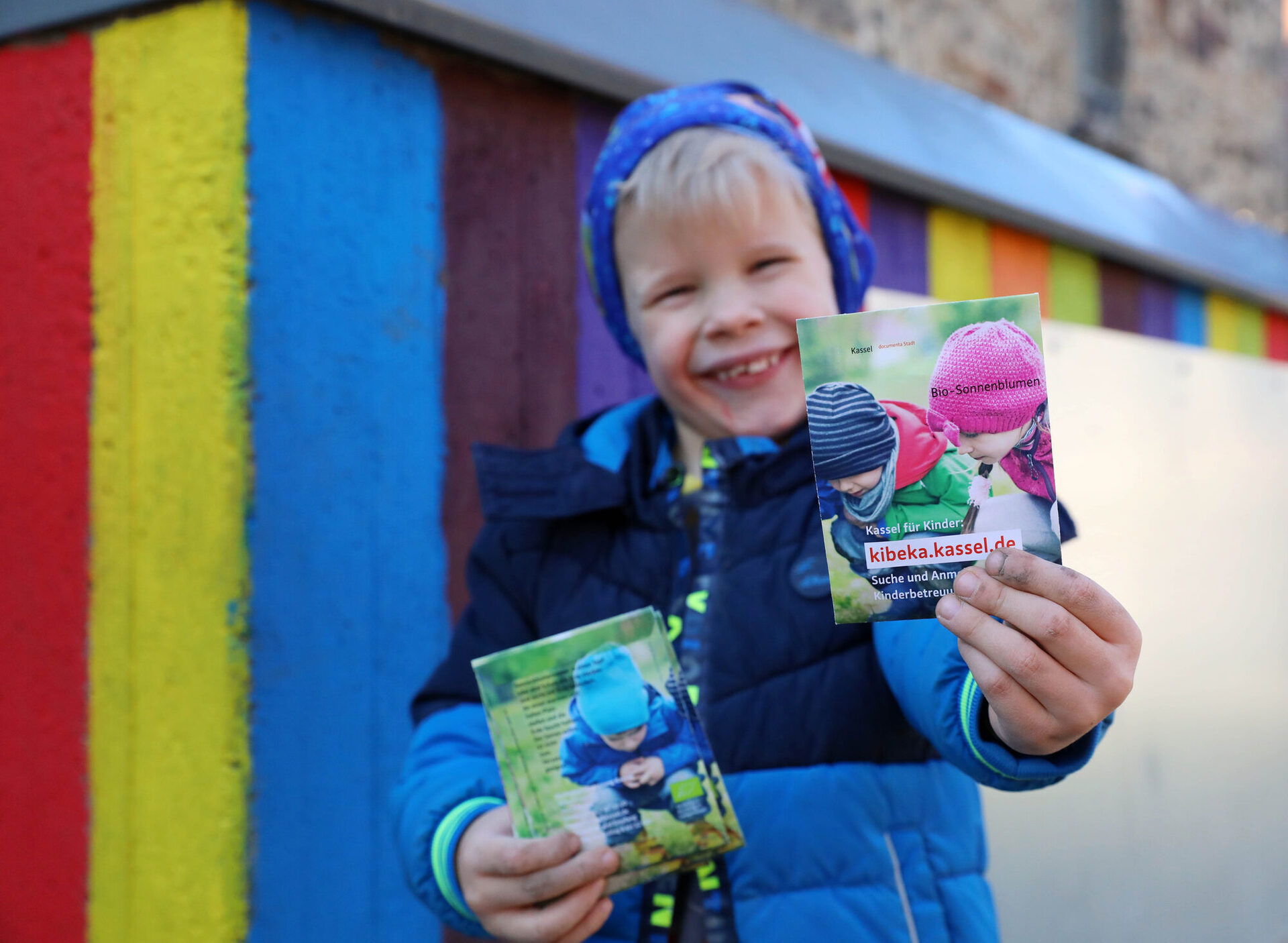 Ragnar Hellwig (5 Jahre) und eine der Sonnenblumen-Samentüten, die u. a. in Kitas verteilt werden.