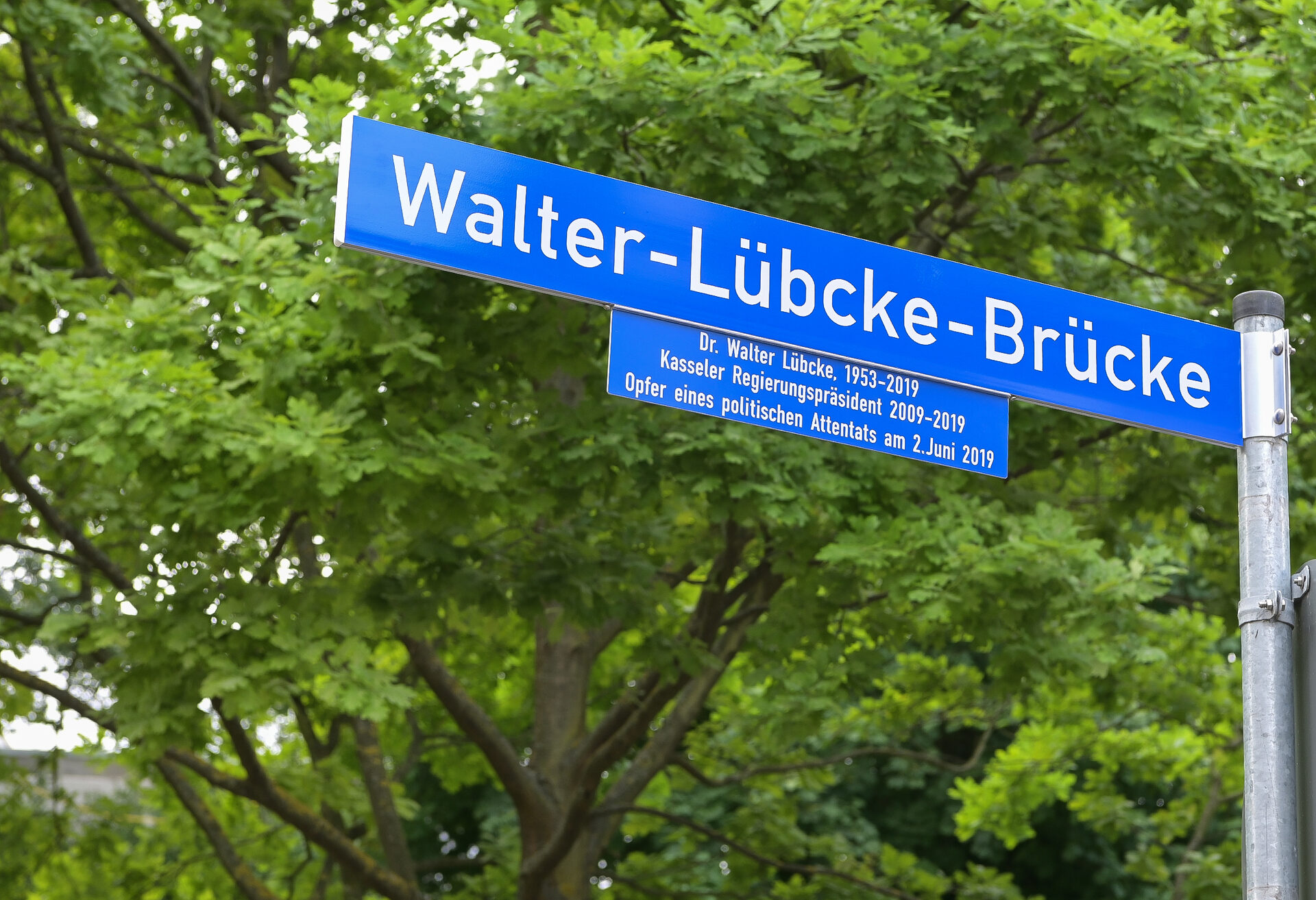 Neues Schild: Die Fußgänger-Brücke zwischen den Stadtteilen Mitte und Unterneustadt ist jetzt nach Dr. Walter Lübcke benannt.