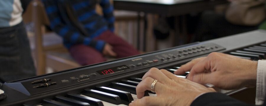 Elektronisches Klavier mit Händen