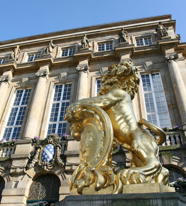 Goldener Löwe vor dem Rathaus