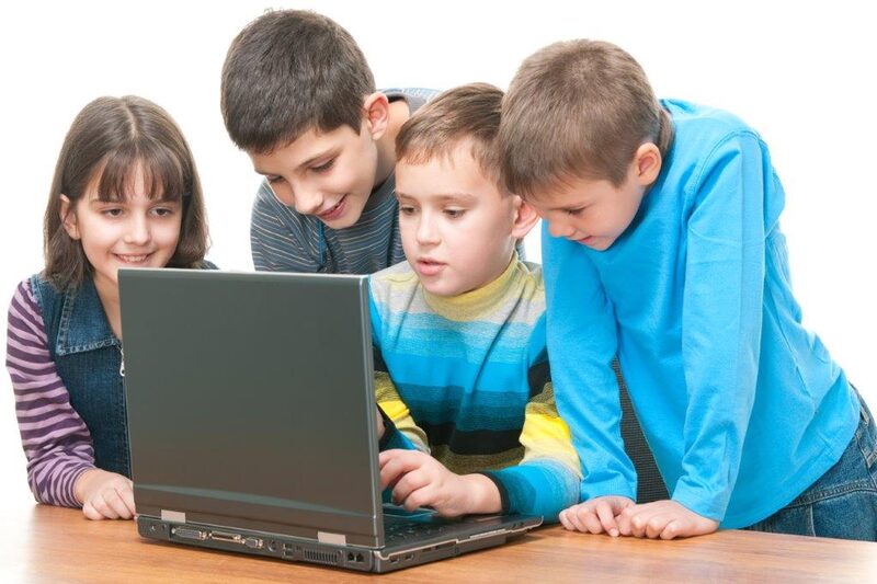 Mehrere Kinder vor einem Laptop