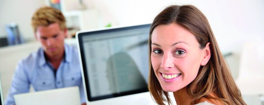 Frau lächelt am Computer