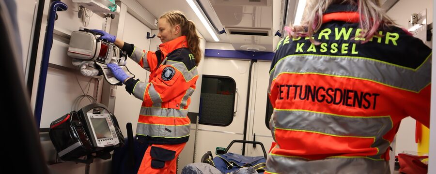 Zwei Notfallsanitäterinnen bei der Arbeit im Rettungswagen