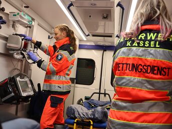 Zwei Notfallsanitäterinnen bei der Arbeit im Rettungswagen