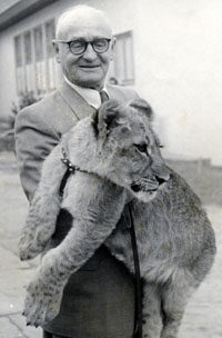 Willi Siedel hält einen jungen Löwen
