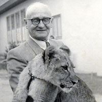 Willi Seidel hält einen jungen Löwen im Arm