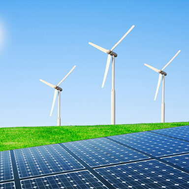 Windkraftanlagen und Sonnenkollektoren im Feld