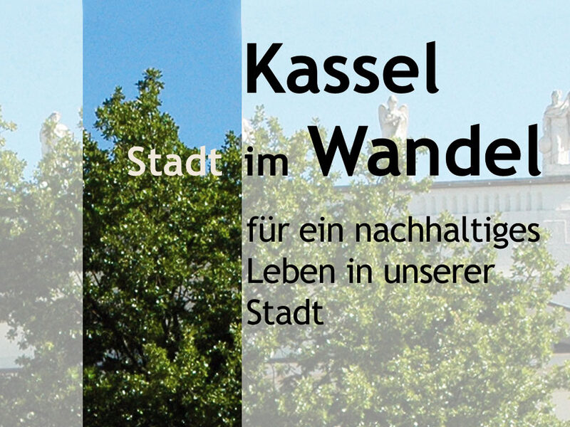 Ausschnitt aus dem Deckblatt der Broschüre Kassel im Wandel mit einem Baum vor dem Museum Fridericianum