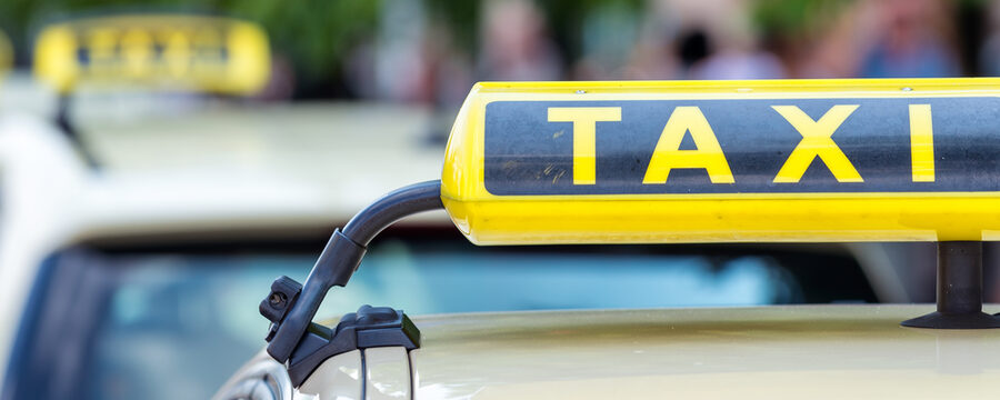 Taxischild auf einem Auto