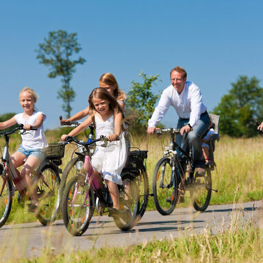 Familie fährt im Sommer Fahrrad