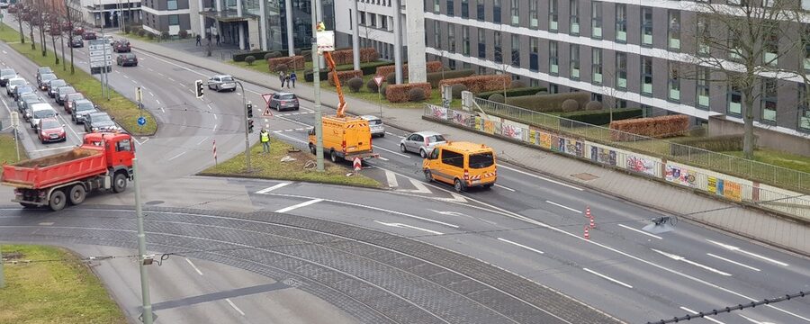 Montage der ersten Roadside Unit in Kassel