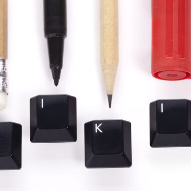 Unterschiedliche Stifte; Tasten einer Tastatur mit dem Wort Wiki